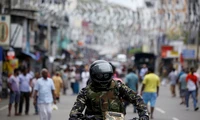 Thành viên lực lượng an ninh Sri Lanka tuần tra tại khu vực nhà thờ St. Anthony, một trong những nơi xảy ra đánh bom kinh hoàng vào dịp Lễ Phục sinh
