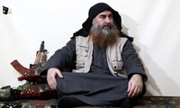Người đàn ông râu rậm xuất hiện cùng thủ lĩnh IS Abu Bakr al-Baghdadi trong đoạn video được IS công bố vào ngày 29/4 mới đây