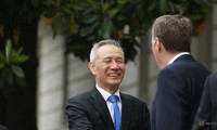 Phó Thủ tướng Trung Quốc Lưu Hạc gặp gỡ Trưởng Phái đoàn đàm phán thương mại Mỹ Robert Lighthizer trước khi phiên đàm phán diễn ra