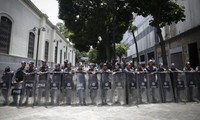 Các nghị sĩ bị lực lượng an ninh ngăn không cho vào tòa nhà Quốc hội Venezuela
