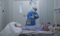 Nhân viên y tế nói chuyện với bệnh nhân COVID-19 tại bệnh viện Ditan Bắc Kinh