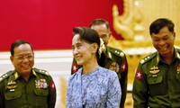 Cố vấn Suu Kyi trong một buổi nói chuyện với lực lượng quân đội. Ảnh: ABC.
