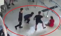 Nữ nhân viên Vietjet bị hành hung ngay tại khu vực check in (Ảnh từ clip)