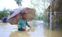 Hàng nghìn ngôi nhà ở miền Trung ngập sâu, nhiều đê kè sạt lở nghiêm trọng