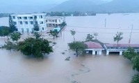 Hàng ngàn căn nhà ở huyện Đồng Xuân (Phú Yên) bị ngập sâu trong nước