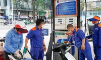 Giá xăng dầu tăng, RON 95 lên gần 24.000 đồng/lít