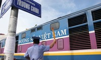 Đang làm việc về nối ray đường sắt Việt Nam - Trung Quốc