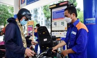 Giá xăng dầu tăng giảm trái chiều