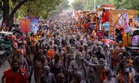 Các tín đồ diễu hành trong Lễ hội Kumbh Mela