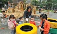 KTS Chu Kim Đức hướng dẫn các bạn nhỏ tham gia trang trí đồ chơi