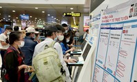 Cảng hàng không quốc tế Nội Bài (Hà Nội) trang bị máy tính tại sảnh nhà ga phục vụ hành khách khai báo y tế điện tử
