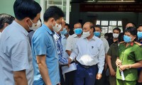 Chủ tịch nước Nguyễn Xuân Phúc trao đổi với cử tri huyện Củ Chi sau hội nghị tiếp xúc cử tri