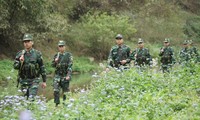 Tổ tuần tra Đồn Biên phòng Bình Nghi (Bộ đội Biên phòng Lạng Sơn) trên đường tuần tra khu vực biên giới