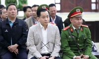 Cựu Phó Tổng cục trưởng Tổng cục Tình báo (Bộ Công an) Nguyễn Duy Linh bị đề nghị truy tố vì vụ hối lộ từ Vũ “nhôm”. Trong ảnh là Vũ “nhôm” (x) bị xét xử tại một phiên tòa. 