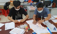 Cán bộ, giáo viên Trường THPT Nguyễn Du gấp rút gửi giấy báo dự thi cho học sinh
