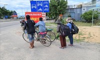 Thất nghiệp vì dịch COVID-19, 4 mẹ con đạp xe từ Đồng Nai về quê Nghệ An. Ảnh: PV