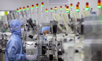 Công nhân làm việc trong một nhà máy sản xuất thiết bị bán dẫn ở Trung Quốc. Ảnh: AP 