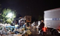 Chợ tự phát bao xung quanh chợ đầu mối Bình Điền (TPHCM) nhộn nhịp về đêm