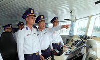 Thiếu tướng Lê Quang Đạo (giữa), Tư lệnh CSB Việt Nam kiểm tra công tác sẵn sàng chiến đấu của tàu CSB 4032, trước khi rời bến đi làm nhiệm vụ. ẢNH: NGUYỄN MINH