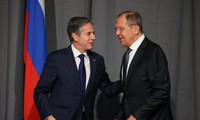 Ngoại trưởng Nga Sergei Lavrov (phải) và Ngoại trưởng Mỹ Antony Blinken (trái). Ảnh: Reuters