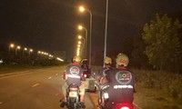 Đội SOS Cam Lâm rong ruổi khắp các tuyến đường để tìm kiếm, hỗ trợ người gặp nạn. Ảnh: THỤC HIỀN
