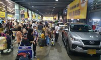 Hành khách phải trả tiền cao gấp nhiều lần ngày thường để đón xe tại sân bay Tân Sơn Nhất những ngày sau Tết