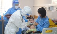 Bác sĩ Bệnh viện Trẻ em Hải Phòng thăm khám, điều trị cho bệnh nhi F0. Ảnh: Nguyễn Hoàn