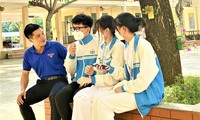 Thầy Hoàng Văn Hùng trò chuyện cùng học trò