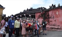Đoàn 126 du khách Mỹ đến phố cổ Hội An tham quan sau 2 năm du lịch bị ngưng trệ do ảnh hưởng của dịch COVID-19. ẢNH: HOÀI VĂN