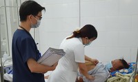 Bác sĩ thăm khám cho bệnh nhân sốt rét “nhập khẩu” từ châu Phi