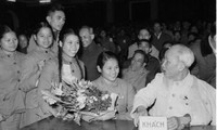 Chủ tịch Hồ Chí Minh nói chuyện với đại biểu Thanh niên xung phong dự Đại hội Thanh niên xung phong chống Mỹ cứu nước toàn miền Bắc (tháng 1/1967). Nguồn: TTXVN