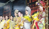 Ban tổ chức Miss Grand Vietnam 2022 cùng ông Nawat và các người đẹp Thái Lan tại buổi khởi động cuộc thi. Ảnh: Ngô Tùng