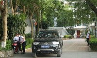 Cơ quan công an thực hiện khám xét nhà riêng của một cựu bộ trưởng có liên quan Cty Việt Á. Ảnh: Duy PhẠM