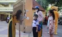 Trường Tiểu học Nguyễn Bỉnh Khiêm (quận 1, TPHCM) bố trí máy đo thân nhiệt cho sinh trước khi vào trường. Ảnh: Nguyễn Dũng
