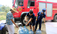 Lính cứu hỏa cung cấp nước cho người dân ở tỉnh Hồ Nam, miền Trung Trung Quốc