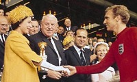 Nữ hoàng Anh trao Cúp Jules Rimet tại World Cup 1966 cho đội trưởng ĐT Anh Bobby Moore. Ảnh: Getty Images