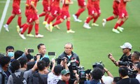 HLV Park Hang-seo đang chịu áp lực lớn phải đưa đội tuyển Việt Nam giành lại cúp vô địch AFF Cup từ tay Thái Lan. Ảnh: Phạm Nguyễn