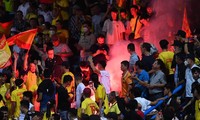 Pháo sáng đốt ở khu vực CĐV Nam Định ở trận đấu tối 15/10 trên sân Hàng Đẫy. Ảnh: Lương Lương