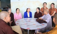 Những ngày qua, nhà chị Trần Thị Kim Trang (tổ 45, phường Hoà Khánh Nam), người mất cả chồng lẫn con trong lũ được các đoàn thể, mạnh thường quân liên tục đến thăm. Ảnh: Thanh Trần 