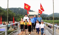 Đại biểu, người dân, học sinh xã Chi Khê, huyện Con Cuông trên cây cầu vừa khánh thành