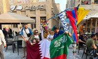 Cổ động viên các nước đổ bộ đến Qatar. Ảnh: Kim Dung