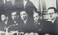 Bộ trưởng Xuân Thủy (thứ 2 phải sang) và đại sứ Hà Văn Lâu (thứ 3) tại Hội nghị Paris. Ảnh: T.L