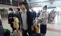 Hành khách xếp hàng chờ làm thủ tục kiểm soát vé ở ga Sài Gòn. Ảnh: H.H