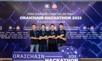 Các thành viên nhóm 1877 tại vòng chung kết cuộc thi Oraichain Hackathon năm 2022