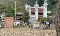 Xà bần đổ đầy trước cửa điện thờ Thánh Mẫu Liễu Hạnh
