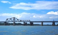Cầu Long Biên trầm mặc