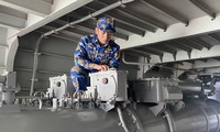 Thượng úy Vũ Trung Kiên bảo quản vũ khí trang bị trên tàu 015 - Trần Hưng Đạo