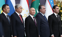 (Từ trái sang) Tổng thống Kyrgyzstan Sadyr Japarov, Tổng thống Kazakhstan Kassym-Jomart Tokayev, Tổng thống Nga Vladimir Putin, Tổng thống Tajikistan Emomali Rahmon và Tổng thống Turkmenistan Serdar Berdymukhamedov dự một hội nghị ở Kazakhstan hồi tháng 10/2022. Ảnh: AP