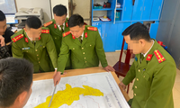 Trung úy Thào A Khư, Đội Kinh tế - Ma túy Công an huyện Điện Biên, tỉnh Điện Biên, họp bàn tác chiến với đồng đội