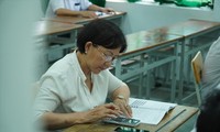 Bà Ngô Thị Kim Chi (ngụ quận 7, TPHCM) chuẩn bị cho kỳ thi tốt nghiệp THPT năm 2023. Ảnh: H.X